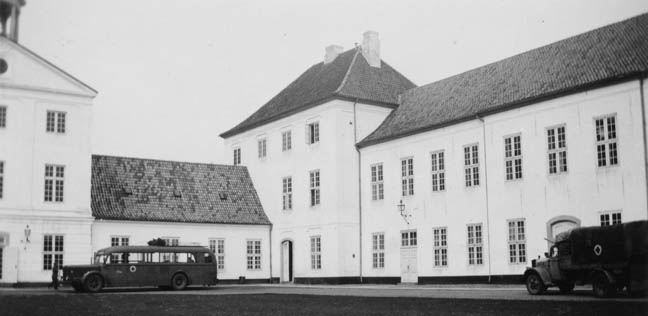 Grsten Slot. Lazaret for tyske SS-soldater. 2 biler. www.avlg.dk